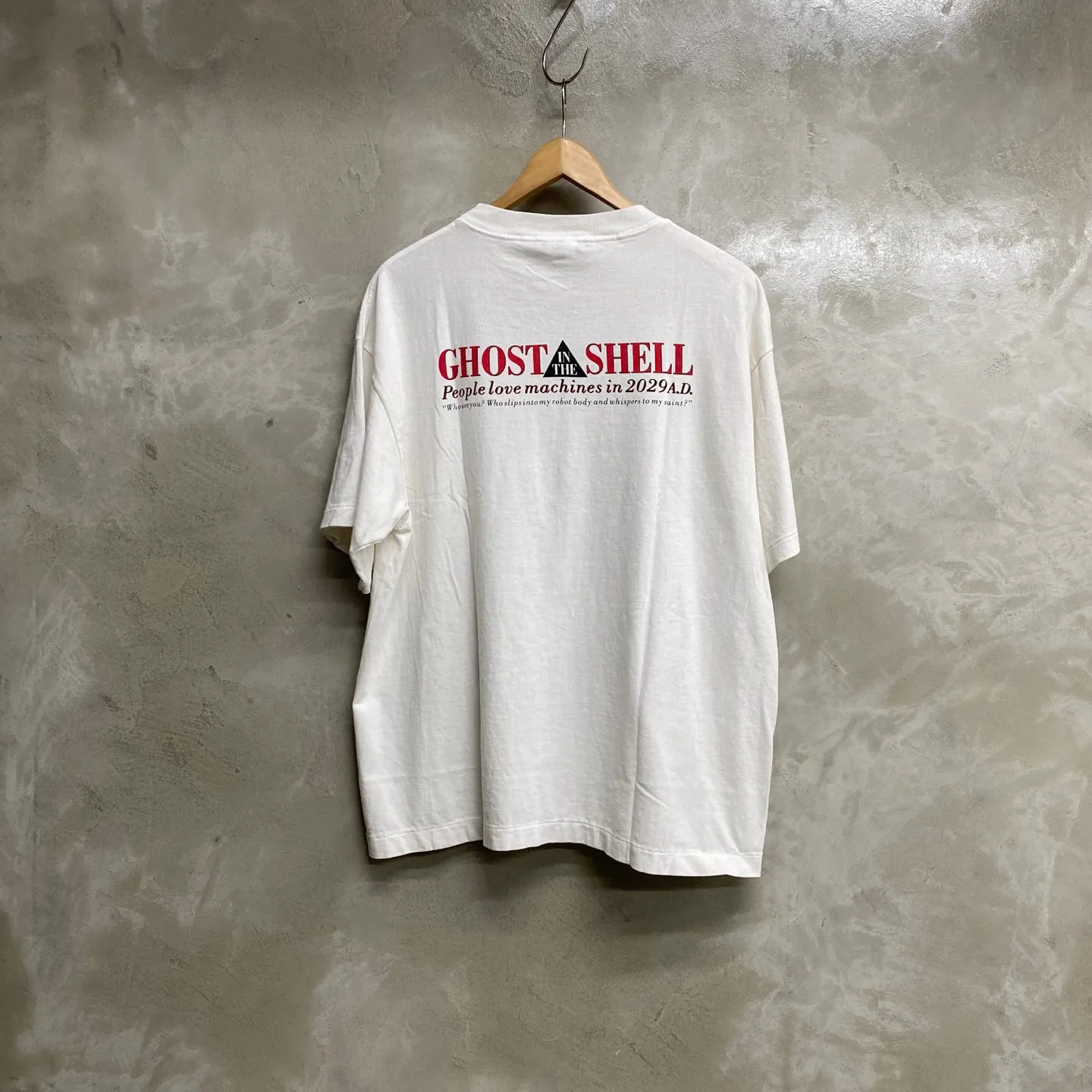 SAINT Mxxxxxx x GHOST IN THE SHELL ' GITS ' SS TEE/WHT Classic Big IP Ghost in the Shell co-branded Suzi Charge/Suzi Character TEE Off-white S-XL Cylindrical side seamless fabric 220g high gram weight OE yarn ⚠️Note: It is almost meaningless if it is not a cylindrical fabric Customized joint main mark/joint wash mark/little angel anti-counterfeiting label Original factory level printing factory Top purchasing agent level